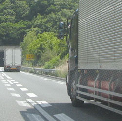 大型トラックの 暴走 危険なニュートラル走行 燃費節約を考え トピックス 物流ウィークリー 物流 運送 ロジスティクス業界の総合専門紙