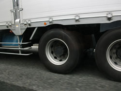 リミッター解除せずに時速９５キロで走行 タイヤを履き替え トピックス 物流ウィークリー 物流 運送 ロジスティクス業界の総合専門紙