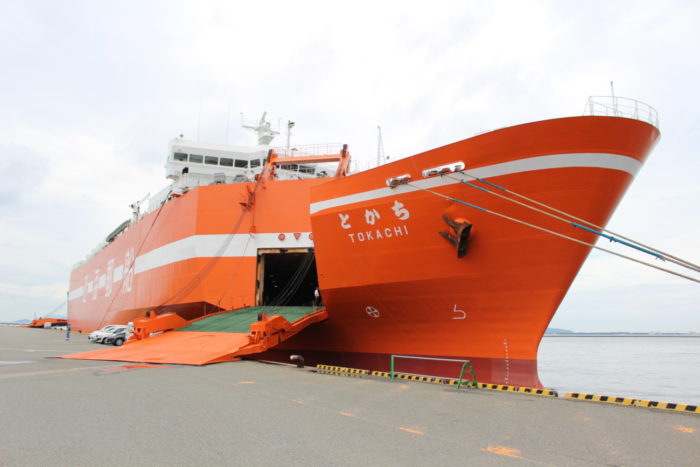 近海郵船 RORO船とかち見学会、質問に実演で答える光景も｜物流