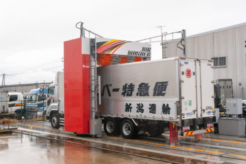 新潟運輸　大型洗車機を入れ換え　「下部洗浄システム」も導入