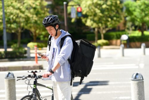 配達代行サービスの活況で疑問視される自転車の交通マナー