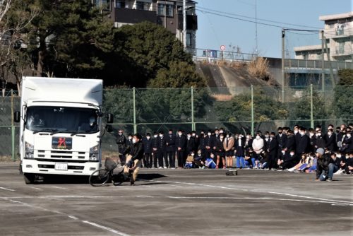 神ト協 高校の交通安全教室でスタントマンが事故再現 物流ニュース 物流ウィークリー 物流 運送 ロジスティクス業界の総合専門紙