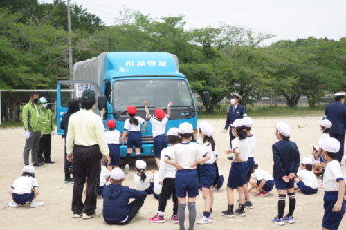 山口ト協　小学校で交通安全教室「トラック大きいね」