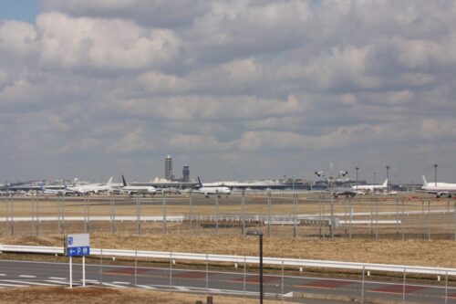 成田空港の荷待ち問題が深刻化　拘束時間長い航空貨物輸送の実態