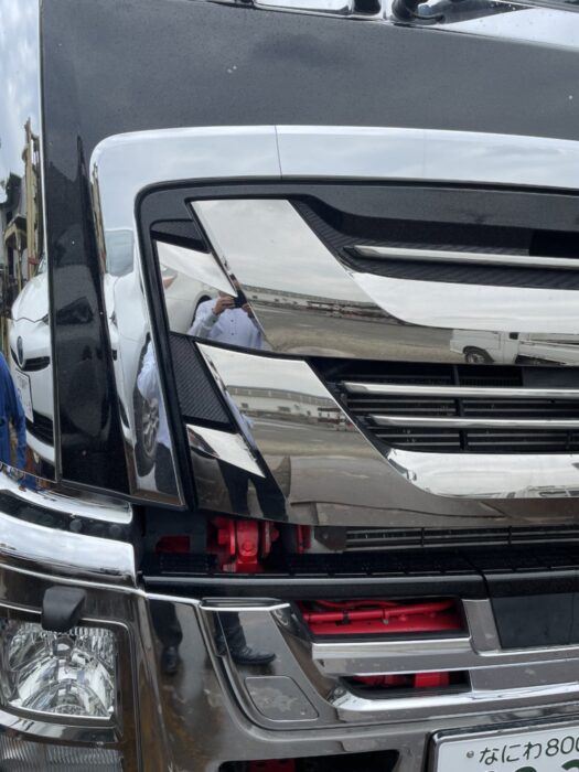 ドレスアップだけじゃない トラックのフロントメッキ加工｜物流  