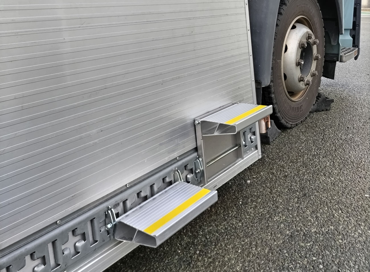 不二倉業 脱着式の昇降ステップ発売｜製品・IT｜物流ウィークリー｜物流・運送・ロジスティクス業界の総合専門紙