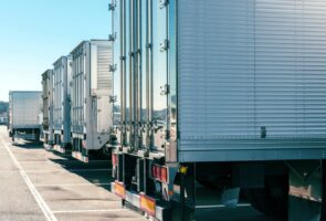 トラックの使用期間を伸ばす運送事業者「多少の運賃アップでは補えない」