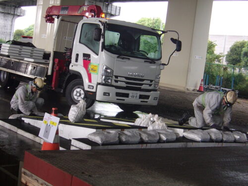 首都高速道路　道路啓開実動訓練実施、緊急時の車線確保など