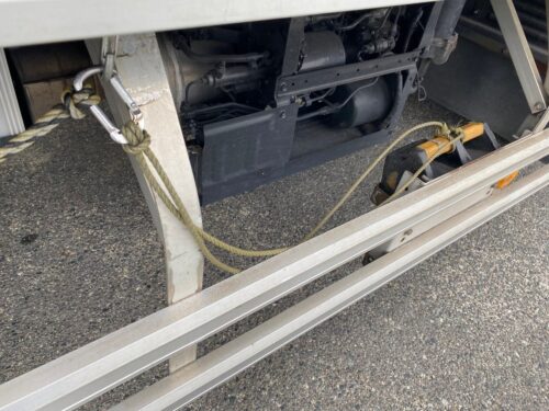 トラックドライバーに聞く　輪止めの落下対策　「ロープは必須」