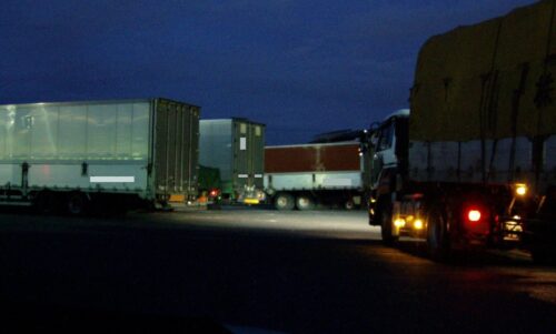 「トレーラの場所探しは深刻」　働き方改革に埋まる危うさ　高速道の駐停車違反
