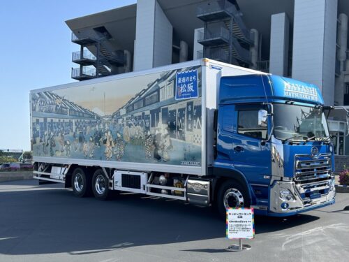 林運送　デザイントラックで観光ＰＲ、豪商のまち松阪を描く