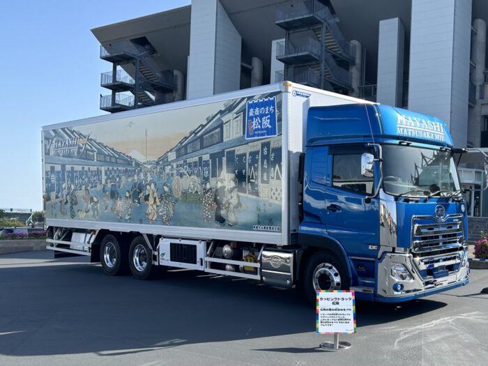 林運送　デザイントラックで観光ＰＲ、豪商のまち松阪を描く