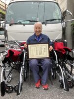 ライフテック　無事故への感謝と願いを込めて車いす２台を寄贈