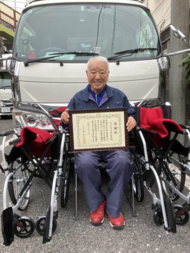 ライフテック　無事故への感謝と願いを込めて車いす２台を寄贈