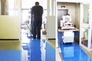 マルイチのハイエンド養生板「重量板クロムウェル」　クリーンルームへの搬出入で活躍