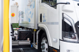 いすゞ自動車など４団体　バッテリー交換式「エルフＥＶ」使用しファミマに配送実証