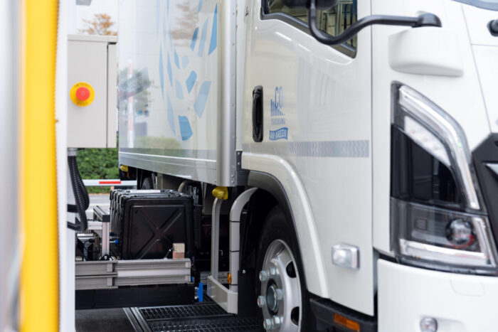 いすゞ自動車など４団体　バッテリー交換式「エルフＥＶ」使用しファミマに配送実証