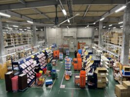 関通　倉庫の従量課金制、ムダなく波動対策も