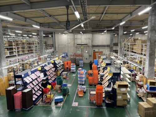 関通　倉庫の従量課金制、ムダなく波動対策も