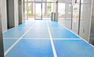 扱いやすい養生板｢青ベニヤ｣が引越現場で好評　物流魂のマルイチ