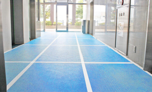 扱いやすい養生板｢青ベニヤ｣が引越現場で好評　物流魂のマルイチ