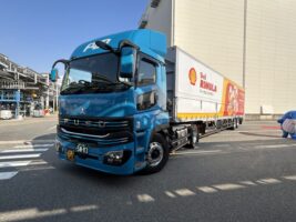 シェルルブリカンツジャパン　ラッピングトラックで製品ＰＲ