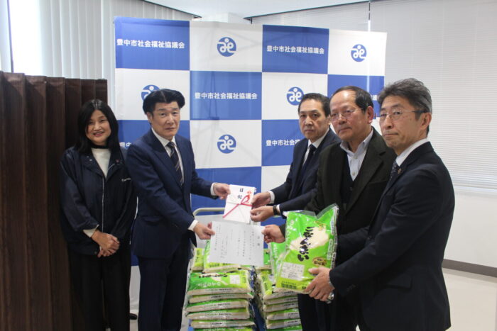 大阪府トラック協組北摂運輸協と大ト協河北支部　こども食堂にコメ３００kg寄付