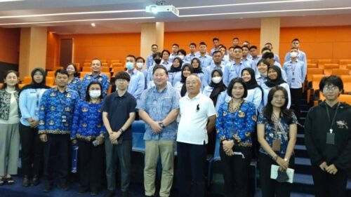 エヌ・ピー・ロジの出口取締役　インドネシアの大学で講義