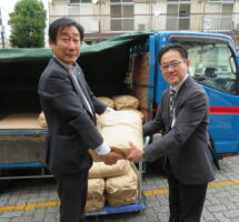 東ト協足立支部　足立区へコメ３００kg寄贈