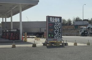 軽油高騰で不安増すトラック事業者　「走らないほうがマシだが走らざるを得ない」