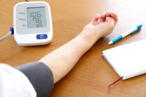 ゆっくり点呼場へ　血圧測定でドライバーに注意　２階事務所あるある？