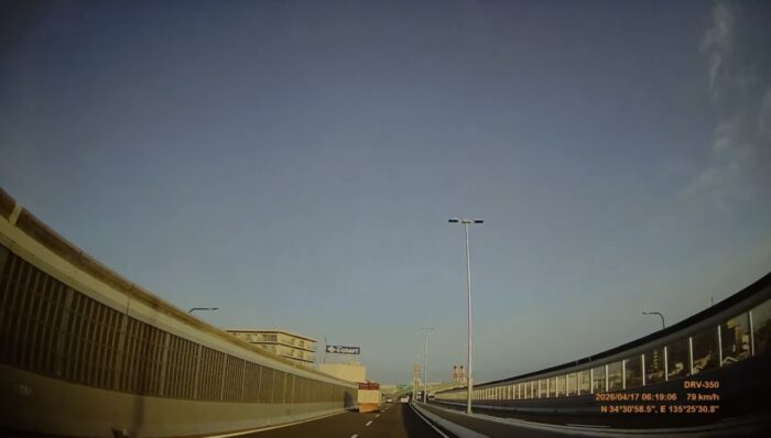前方のトラックから落下物　消極的対応の警察に憤る運送経営者