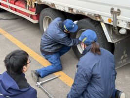 北海道運輸局　札幌ＴＳで１０台点検、車輪脱落事故防止キャンペーン
