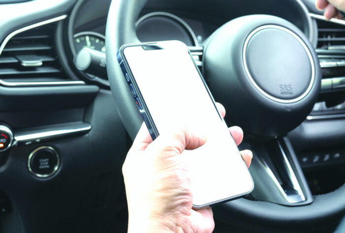 前を見ないで運転する大型車…恐怖でしかないスマホ等の「ながら運転」