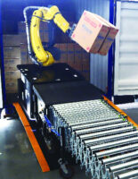 サンワサプライの西日本物流センター　荷下ろし用ロボットで働く環境の改善期待